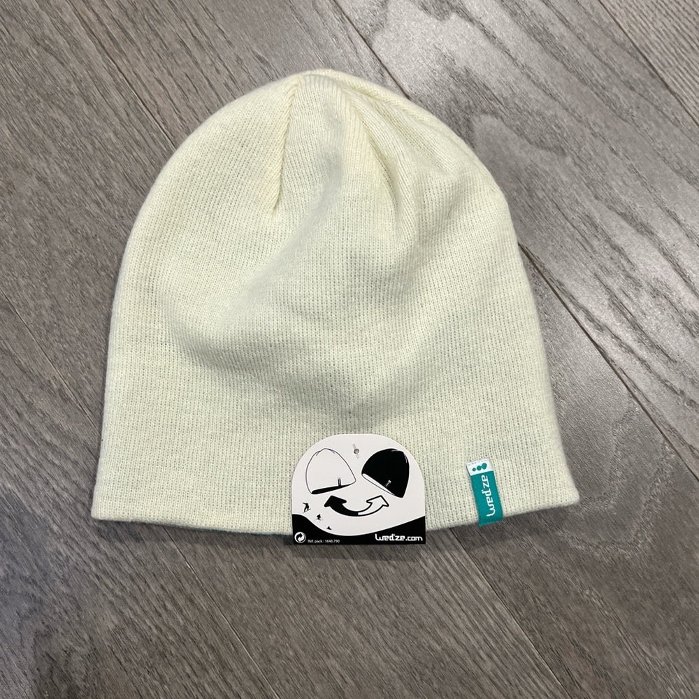 Cream or Turquiose beanie reversible brand new. Unisex adult.
